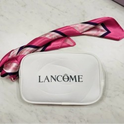 Luxusní bílá kosmetická taštička Lancome v limitované edici s růžovým šátkem